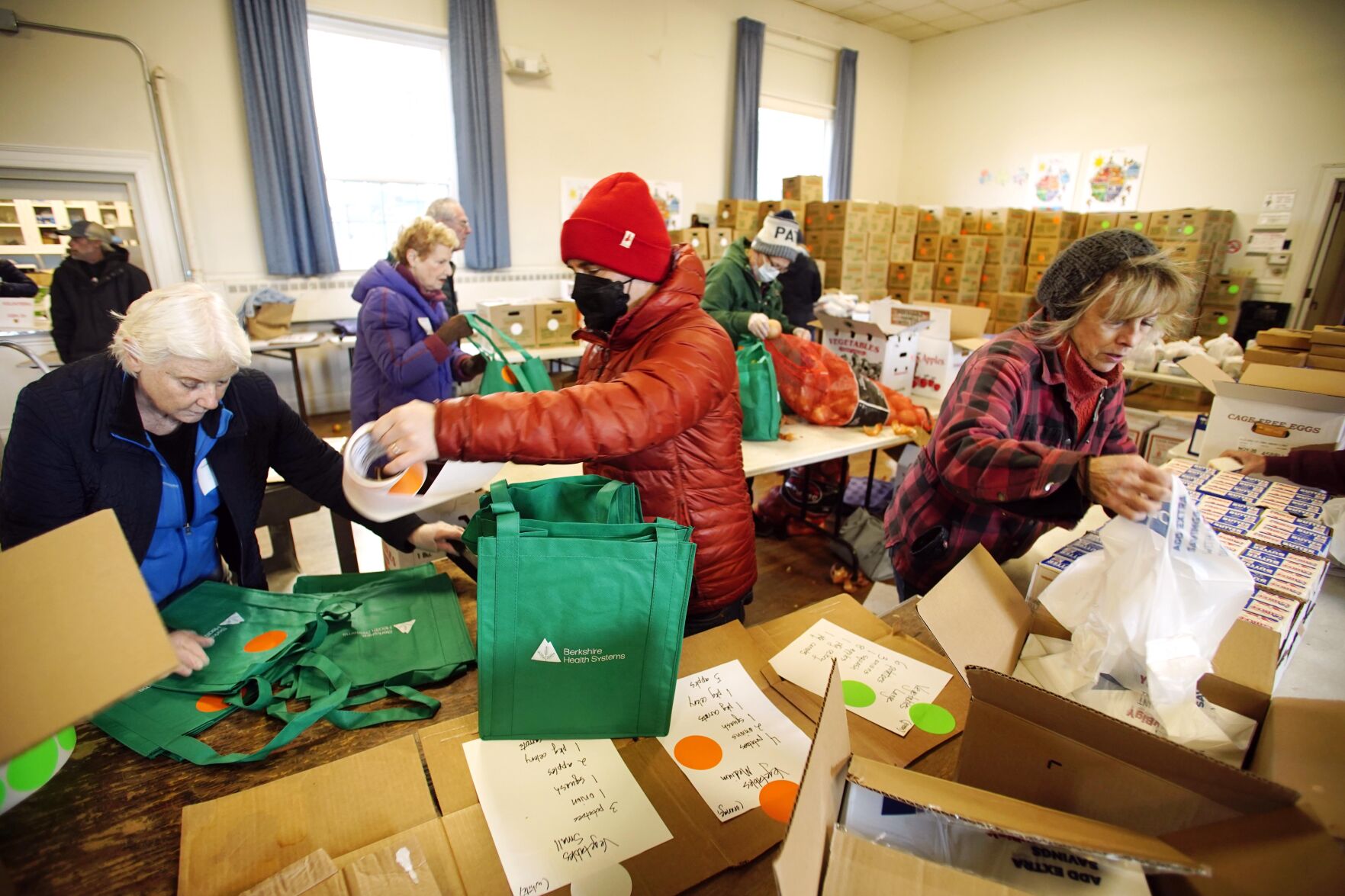 Volunteers package thanksgiving meals